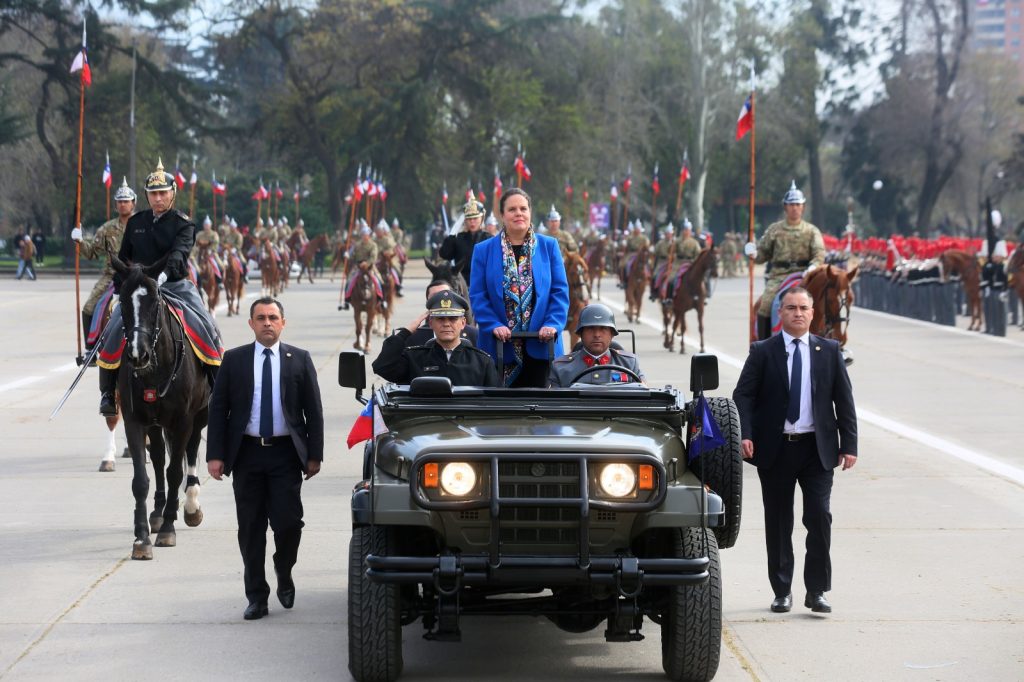 Ministra de Defensa preside revista preparatoria de la Gran Parada