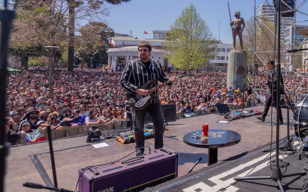Con cerca de 20 mil personas, Los Tres celebraron su reunión en la Plaza de la Independencia de Concepción