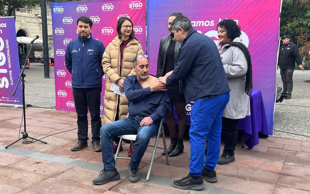 Municipalidad de Santiago instala vacunatorio en Plaza de Armas