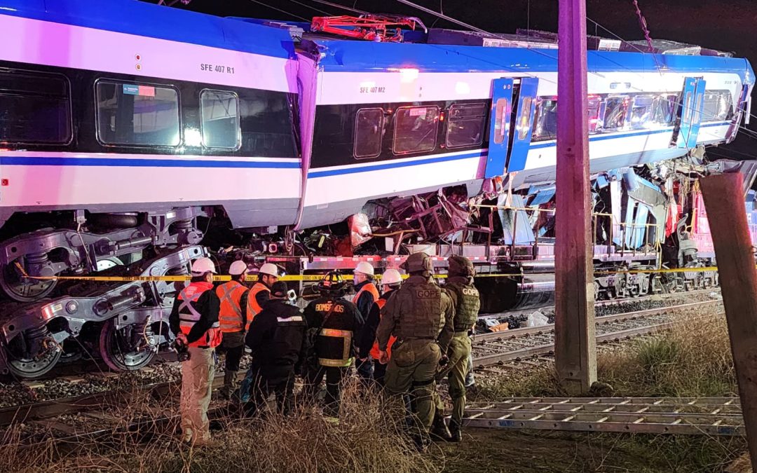 Dos muertos en violento choque de trenes en San Bernardo  