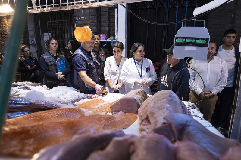 Autoridades de salud fiscalizan locales del Mercado Central y entregan recomendaciones por Semana Santa