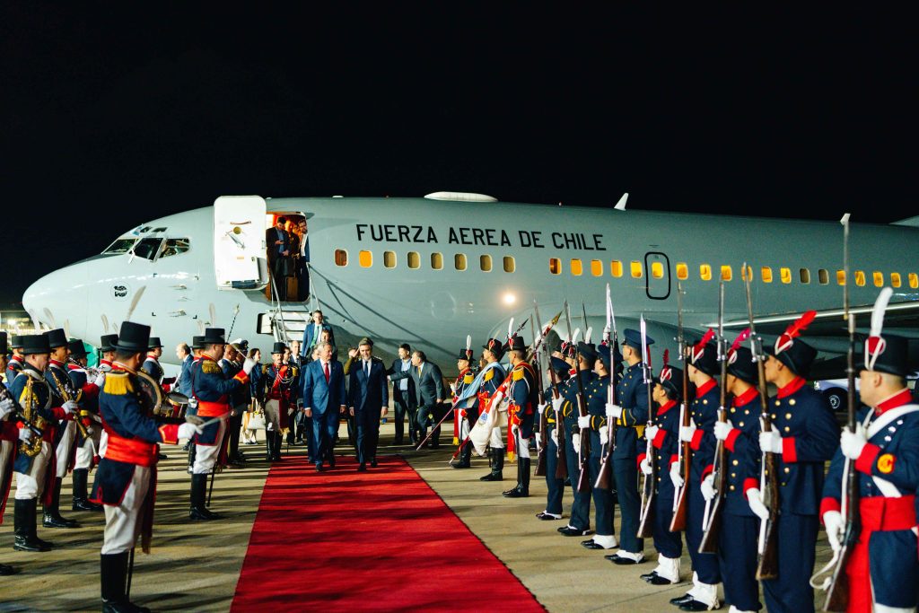 Presidente Kast es recibido con honores en su primera visita a Argentina