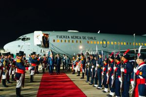 Presidente Kast es recibido con honores en su primera visita a Argentina