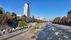 Más de mil personas vibraron en el Río Mapocho en masiva corrida ciudadana que rememoró los 16 años del saneamiento del histórico cauce