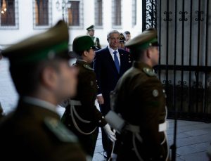 Después de varias semanas de retroceso, aprobación del Presidente Kast sube 4 puntos a 42% y desaprobación baja a 53% (-3pts)