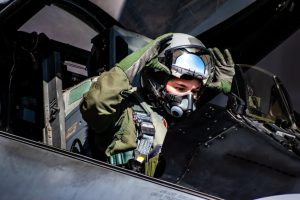 Fuerza Aérea gradúa a la primera mujer piloto de F-16, marcando un antes y un después en la aviación de combate en Chile