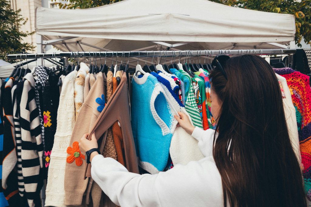 Perchero Circular UTalca: iniciativa promueve la moda sustentable