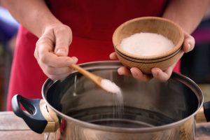 Alto consumo de sal en Chile: especialistas alertan sobre problemas a la salud