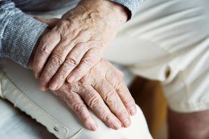 Abandono social de personas mayores: ¿Qué aspectos reconoce la nueva Ley?