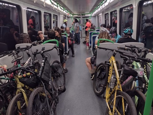 Estudian cómo integrar la bicicleta al tren para transformar la movilidad urbana