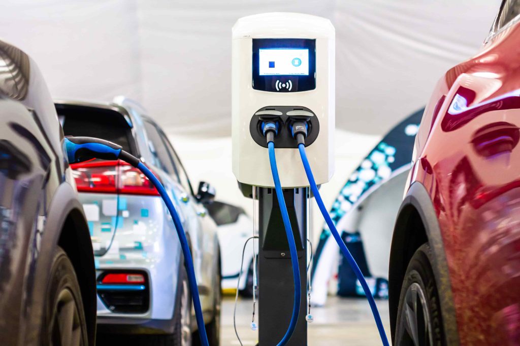 Estudiante PUCV lidera innovador modelo con IA para redefinir las políticas de electromovilidad en Chile