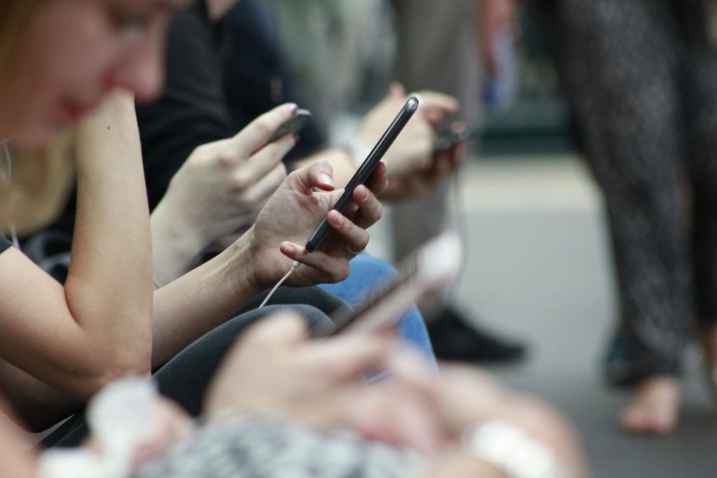 Día Mundial de las Redes Sociales: radiografía revela las emociones que dominan la conversación digital en Chile