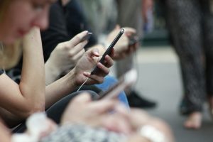 Día Mundial de las Redes Sociales: radiografía revela las emociones que dominan la conversación digital en Chile