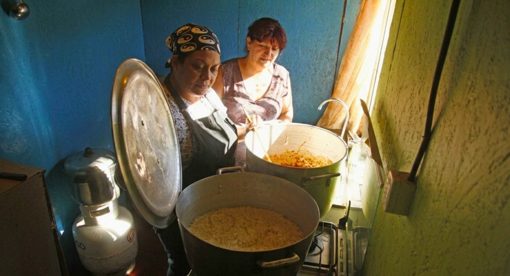 Chilenos sienten cercana la pobreza y un 84% piensa que limita el potencial de desarrollo y crecimiento