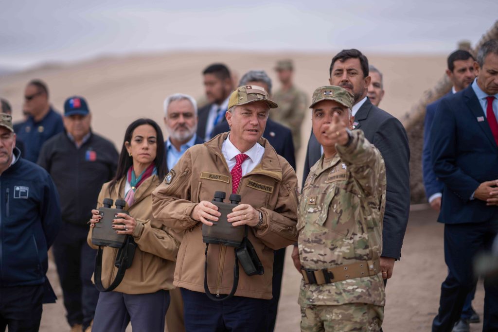 Presidente Kast visita paso fronterizo Chacalluta, en Arica, y anuncia dos proyectos de ley para combatir la inmigración ilegal