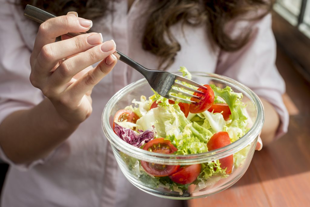 Nutrición invernal balanceada: ¿Por qué debemos consumir verduras crudas?