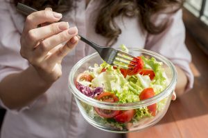 Nutrición invernal balanceada: ¿Por qué debemos consumir verduras crudas?