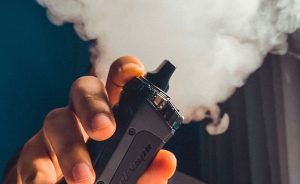 Vapeadores: especialistas advierten que aplicar impuestos a estos dispositivos es necesario para proteger a adolescentes