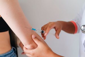 Influenza B al alza: expertas del Hospital Clínico U. de Chile llaman a reforzar la prevención este invierno