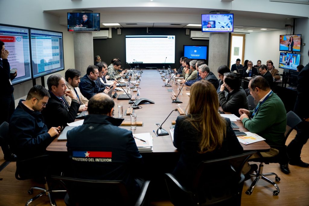Gobierno refuerza medidas preventivas ante sistema frontal y anuncia suspensión de clases en cinco regiones