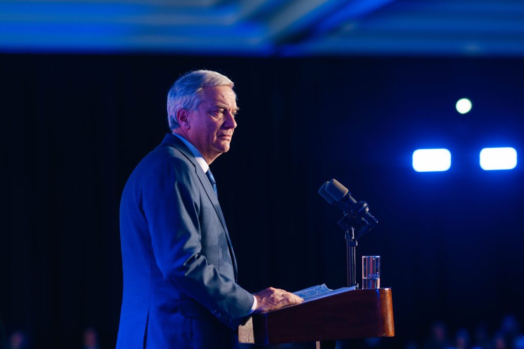 Presidente Kast se recupera a 33,8% de aprobación en agosto, mientras el 54,4% lo desaprueba