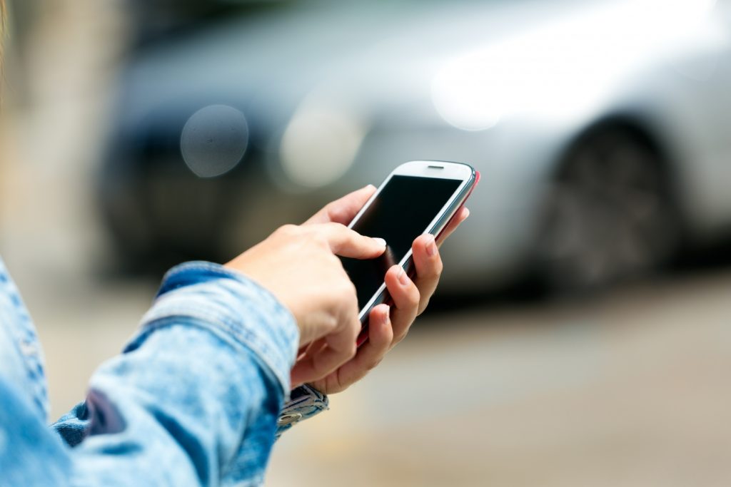 Con o sin auto propio: 78% de los chilenos ha usado apps de movilidad el último año y 1 de cada 5 las usa semanalmente