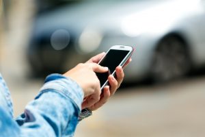Con o sin auto propio: 78% de los chilenos ha usado apps de movilidad el último año y 1 de cada 5 las usa semanalmente