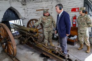 Alcalde Desbordes da inicio a la recuperación del tradicional cañonazo de las 12 en el Cerro Santa Lucía