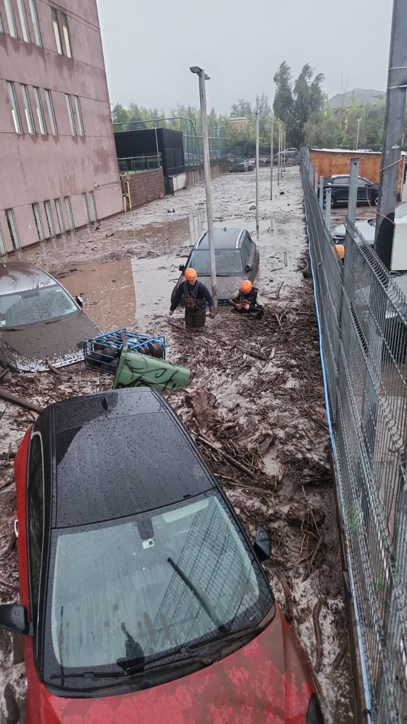 Gobierno decreta zona de catástrofe en Las Condes tras aluvión que provocó graves daños