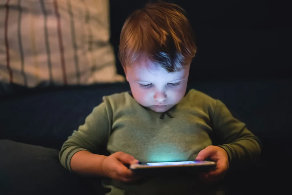 Presentan moción para regular plataformas digitales y proteger a menores de edad