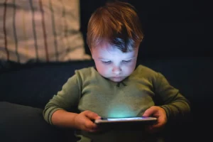 Presentan moción para regular plataformas digitales y proteger a menores de edad