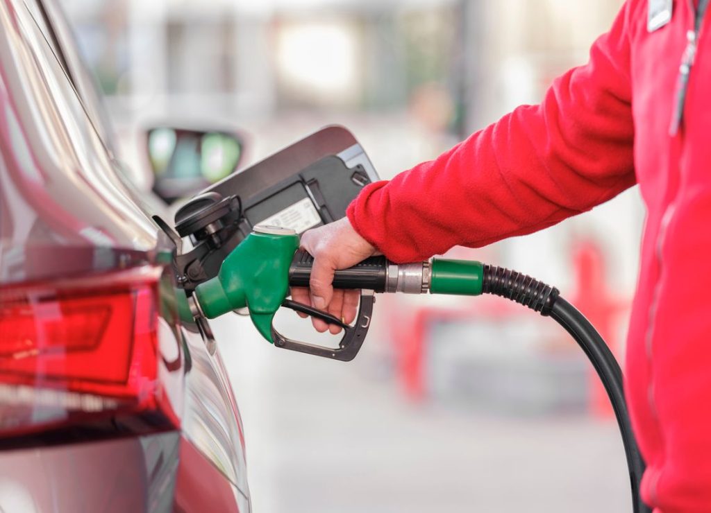 Nueva alza en el precio de los combustibles: bencinas subirán $41,3 por litro y diésel $91,5