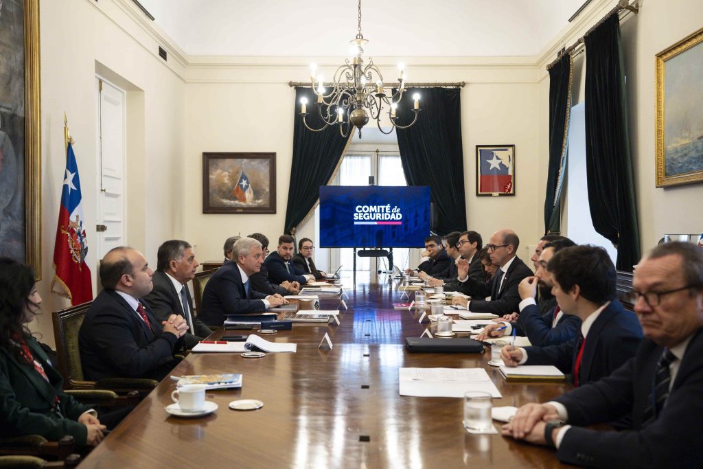 Caída generalizada en el gabinete: 17 de los 18 ministros con más de 40% de conocimiento retroceden en aprobación